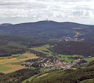 Großer Feldberg von Norden (Östlicher Hintertaunus) betrachtet, links im Hintergrund: der Altkönig (798 m), rechts der Kleine Feldberg (826 m), im Vordergrund Dorfweil