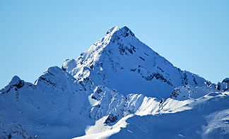 Hintere (links) und Vordere Grubenwand von Nordosten, links vorgelagert die Schöntalspitze