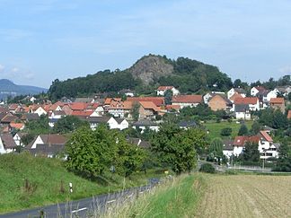 Der Hahn mit Edermünde-Holzhausen von Südosten