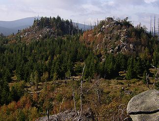 Blick von der Leistenklippe zur Grenzklippe, im Hintergrund der Brocken