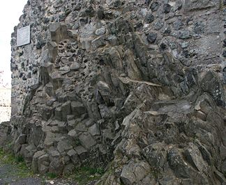 Basaltsäulen des Stoppelsbergs am Bergfried von Burg Hauneck