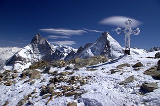 Blick vom Gipfel der Tête Blanche.  Im Hintergrund rechts die Dent d'Hérens sowie links das Matterhorn