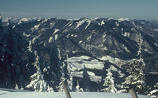 Blick vom Königsberg in Richtung Nordwesten zum Hegerberg. Unten im Tal der Ort Hollenstein an der Ybbs