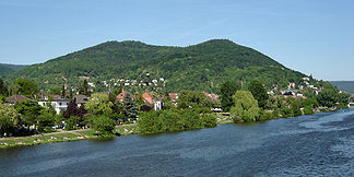 Der Heiligenberg neckaraufwärts gesehen, im Vordergrund Neuenheim