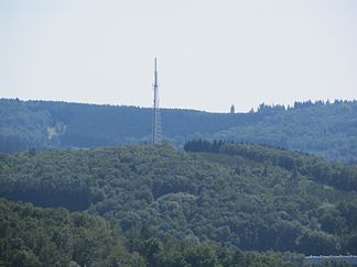 Der Hellerberg mit Sendemast vom „Heinrichsglück“ aus, im Hintergrund die Mahlscheid.