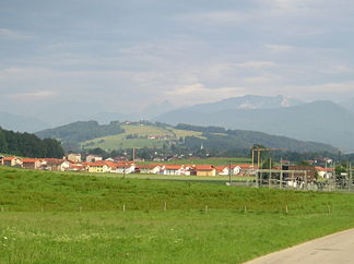 Der Hochberg (im Vordergrund Geißing, ein Stadtteil Traunsteins)