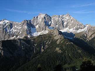 Hochkarspitze (links) und Wörner (rechts, 2.476 m) von Norden