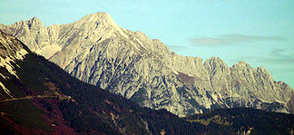 Hochnissl von Südwesten, links Steinkarlspitze (2460 m), rechts Schneekopf (2313 m), Mittagsspitze (2332 m), Fiechter Spitze (2299 m), Jöchl (1913 m), im Vordergrund die Hinterhornalm