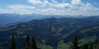 Großer Bogen der Hörnergruppe vom Steineberg (Nagelfluhkette); mittig das Gunzesrieder Tal; links das Ofterschwanger Horn, ganz rechts das Riedberger Horn; im Hintergrund der Hauptkamm der Allgäuer Alpen