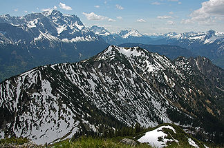 Hoher Ziegspitz von Norden, im Hintergrund die Zugspitze