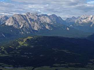 Hoher Kranzberg (grüner Hügel im Vordergrund), im Hintergrund die Wettersteinwand und links unten der Schmalensee
