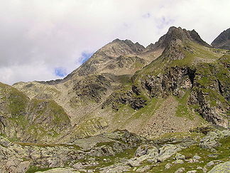 Der Hohe Perschitzkopf (Bildmitte) von Südosten aus gesehen. Der scheinbar höchste Punkt halbrechts ist der Östliche Perschitzkopf (3077m)