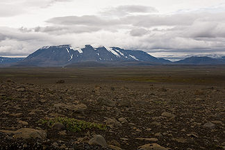 Hrútfell aus östlicher Richtung (Kjölur), rechts im Hintergrund der Langjökull