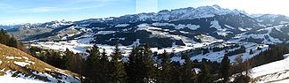 Panorama von der Hundwiler Höhi gegen Appenzell im Tal (im Schatten) im Osten bis zum Säntis im Süden