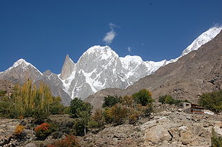 Hunza Peak (Mitte) und Bublimotin (Felsnadel, links)
