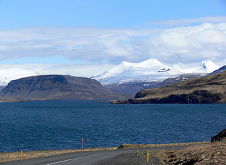 Botnssúlur (re. im Hintergrund) vom Hvalfjörður aus gesehen