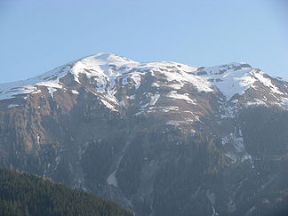 Blick auf den Riebenkofel von der Ortschaft Obergail aus