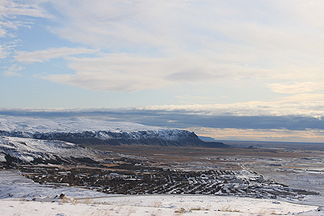Der Ingólfsfjall ragt über dem Ort Hveragerði auf, Blick von der Hochebene Hellisheiði nach Osten