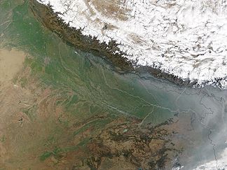 Satellitenfoto der Ganges-Himalaya-Region, auf dem sich die Siwaliks in sattem Grün als äußere Randzone abzeichnen