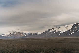 Talgletscher des Geitlandsjökull li. hinter dem Rhyolithberg Prestahnjúkur, rechts davon Þórisjökull