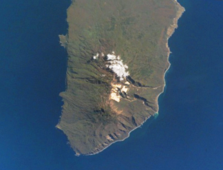 NASA-Aufnahme von Iturup mit dem Vulkan Berutarube