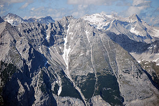 Jägerkarspitzen (Mittlere und Südliche) von Süden über dem Kar "In den Flecken". Links Barthgrat zum Großen Katzenkopf