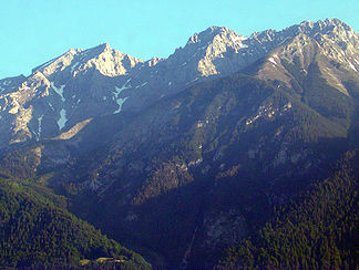 Die Hohe Warte mit dem markanten Südgrat in der Bildmitte, links der Kleine Solstein, rechts Hintere und Vordere Brandjochspitze von Innsbruck aus