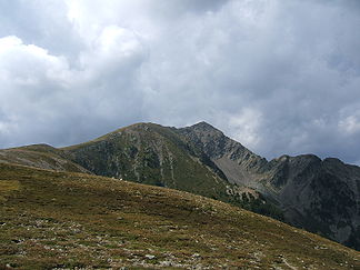 Karspitze von Osten, links der Südostrücken, rechts der Ostgrat