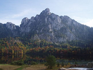 Blick auf Katzenstein mit Laudachsee im Vordergrund