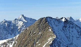 Finsterkarspitze (vorne) mit Keeseck links im Hintergrund, in der Mitte rechts der Gipfel der Panargenspitze, ganz rechts Totenkarspitze und Rotenmanntörl