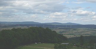 Der Kellerwald mit Hohem Lohr (656,7 m, links), Jeust (ca. 585 m, Mitte) und Wüstegarten (675,3 m, rechts); im Vordergrund die Gilserberger Höhen