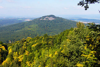 Blick vom Thüringer Blick/Großer Gleichberg auf den Kleinen Gleichberg