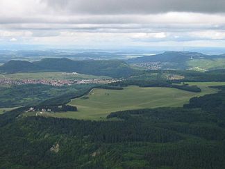 Das Klippeneck, fotografiert von Süden aus einem Segelflugzeug. In der Mitte links auf dem Bild ist Gosheim zu sehen, rechts am Horizont ist der Plettenberg zu erkennen.