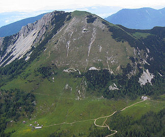 Der Kosiak von Südwesten. Davor links die Matschacher Alm, rechts die Klagenfurter Hütte