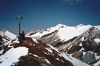 Gipfelbereich der Kreuzspitze, rechts im Mittelgrund die Zopetspitze, im Hintergrund der Großvenediger