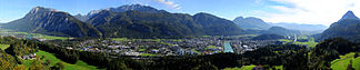 Stadtberg mit Gamskogel (links) und Winterkopf (rechts) vor dem Wilden Kaiser über Kufstein (ganz links der Zahme Kaiser), Blick vom Thierberg