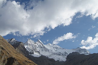 Kun (Mitte) und Pinnacle Peak (links davon)