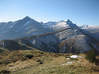 Lüschgrat vom Tguma aufgenommen, im Hintergrund Piz Beverin und Bruschghorn