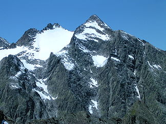 Blick von Nordosten (von der Hohen Villerspitze): Rechts der Lüsener Fernerkogel, links die Rotgratspitze, davor der Rotgratferner