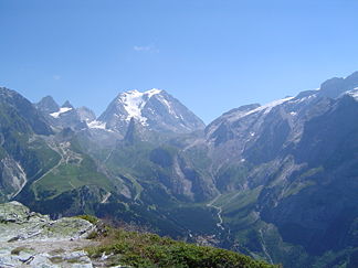 Blick von Westen über den Talkessel von Pralognan auf den Col de la Vanoise, mit der Aiguille de la Vanoise und der darüberstehenden Grande Casse. Rechts erhebt sich das Gebirge zum Gletscherdach der Glaciers de la Vanoise.