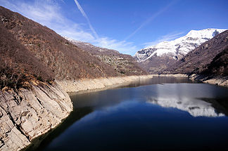 Lago di Vogorno mit dem Ort Mergoscia (Mitte links) und dem Pizzo di Vogorno (rechts im Hintergrund)