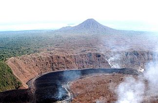 Lolo, nördlich von der im Vordergrund dampfenden Lava vom Ausbruch des Pago im Jahr 2002