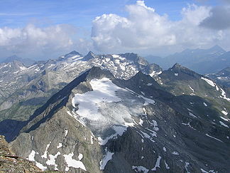 Der Graue Schimme (links im Vordergrund) gesehen vom Großen Muntanitz. Dahinter der Südostgrat zum Luckenkogel, rechts das Luckenkees