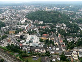 Der Siegburger Michaelsberg mit der Abtei aus der Luft gesehen