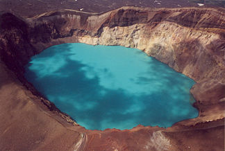 Der Säuresee im Inneren des Kraters