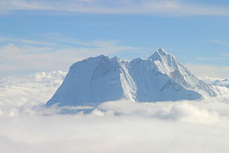 Der Melungtse von Süden. Hinten rechts der Hauptgipfel, links davor der Melungtse II