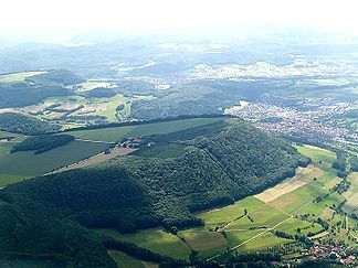 Messelberg von Nordosten (Luftbild) mit Messelhof, rechts dahinter Donzdorf