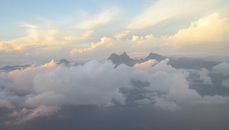 Luftbild des Gipfels über den Wolken