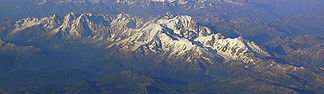 Die Mont-Blanc-Gruppe von Südwesten, dahinter die Walliser Alpen