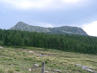 Die beiden Gipfel des Mont Mézenc, rechts der Südgipfel 1753 m, links der Nordgipfel 1749 m